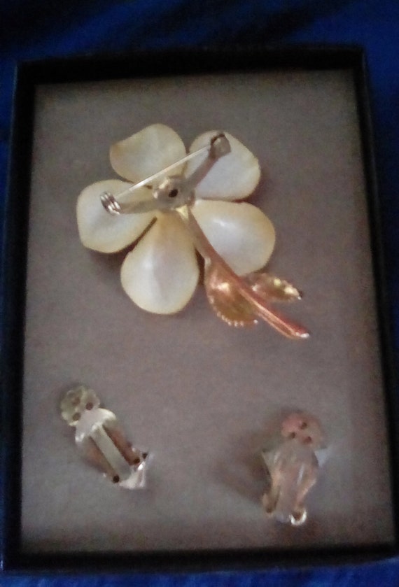 Vintage flower brooch and Clip on earrings set - image 3