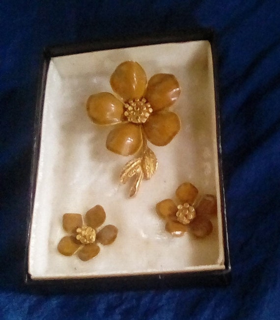 Vintage flower brooch and Clip on earrings set - image 1