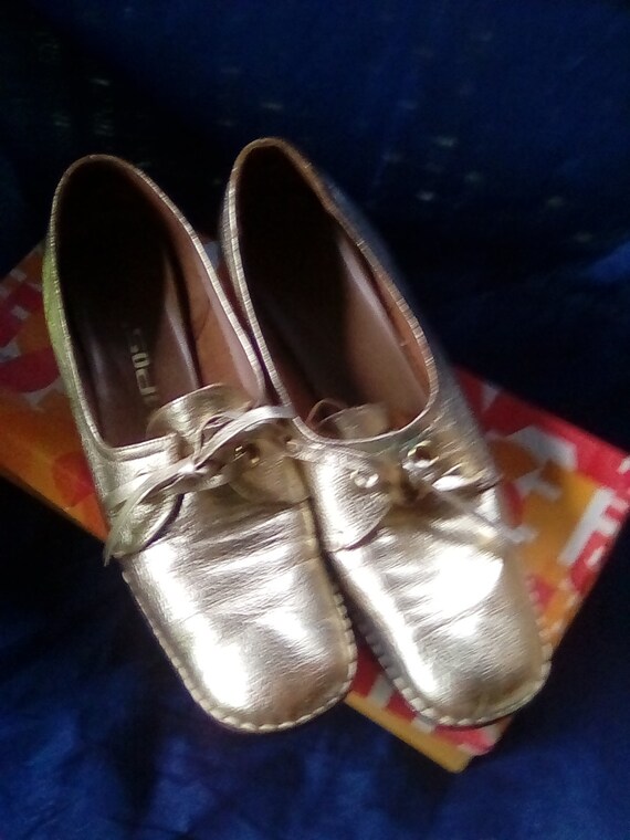 Vintage 1970's Gold Tempos bow top loafer heels