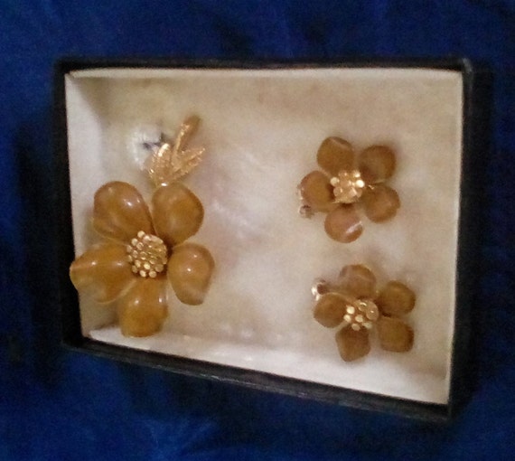 Vintage flower brooch and Clip on earrings set - image 5