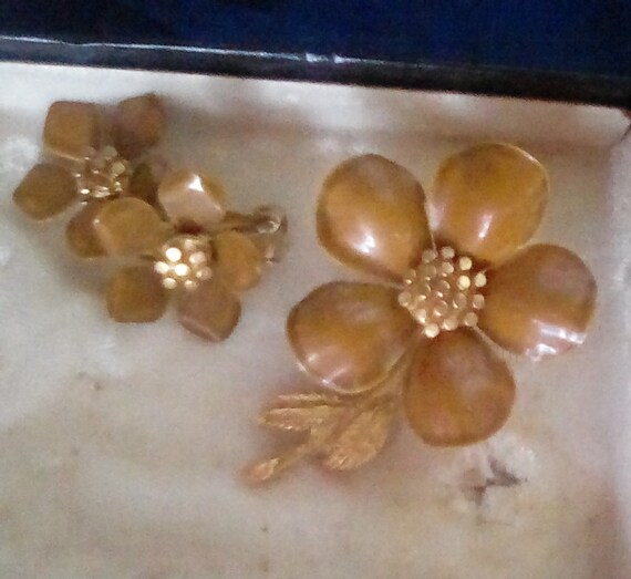 Vintage flower brooch and Clip on earrings set - image 6