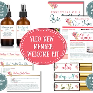 Może przedstawiać: Różowo-biały zestaw powitalny dla nowych członków firmy YLEO. Zestaw zawiera 13 etykiet z przepisami na butelki ze spryskiwaczem, 17 etykiet z przepisami na butelki z rolką, 46 kart z przepisami, 18-stronicowy szybki przewodnik oraz zestaw startowy z olejkami eterycznymi. Zestaw jest ozdobiony kwiatowymi wzorami.