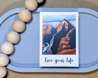 Live Your Life Polaroid Sticker / Outdoorsy Mountain Range Canyon View / Senderismo Vibes Take A Hike / Pegatina impermeable de vinilo portátil
