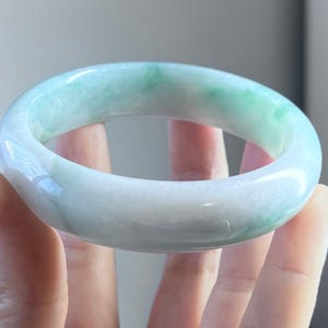 55 mm Natürliche Feine Lichtdurchlässig Minty Grün / Weiß Grade A JADEIT Burma Hand geschnitzte Armreif | Typ A Jadeit Fei Cui Myanmar
