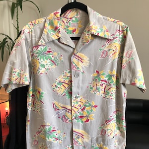 Jahrgang 1950 Kaynee Hawaiian Island Print Luau Button Up