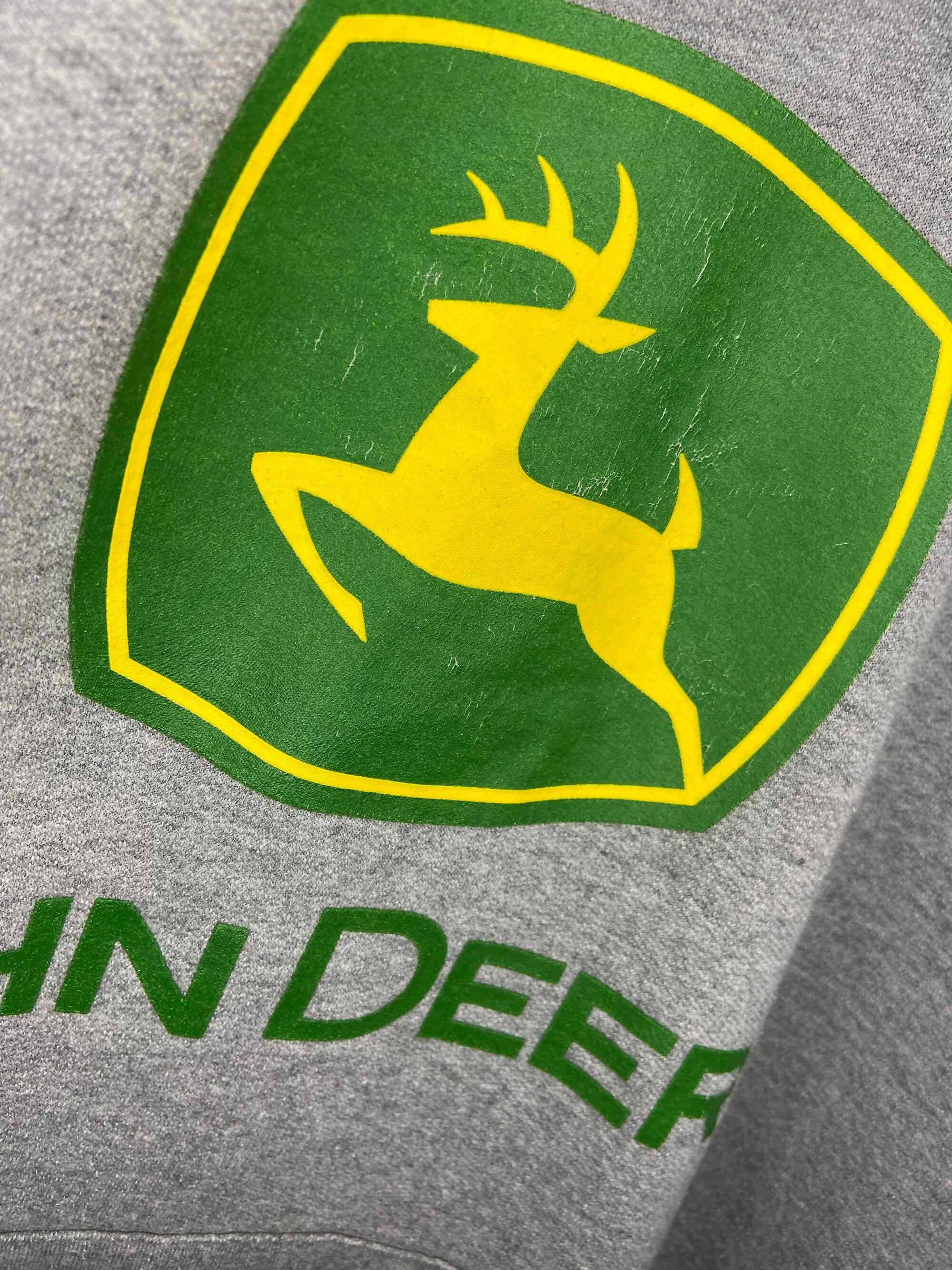 Áo hoodie John Deere cổ điển là một món đồ thời trang thật đẳng cấp. Với thiết kế đơn giản nhưng không kém phần ấn tượng, chiếc áo sẽ giúp bạn tỏa sáng ở bất kỳ nơi nào.
