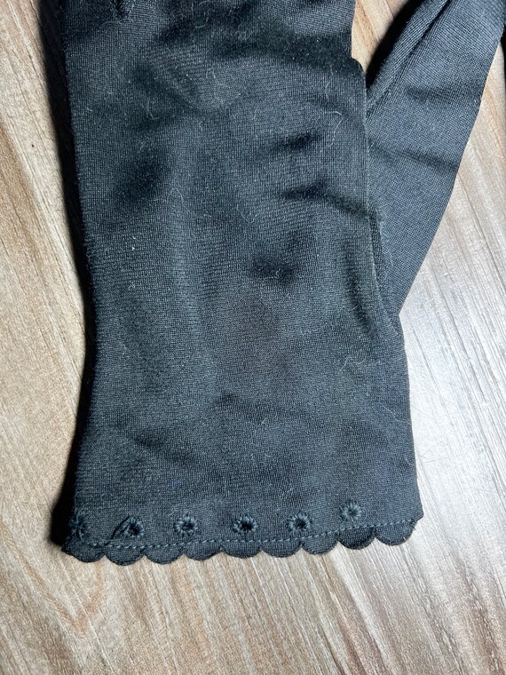 Vintage Short Black Scalloped Wrist Gloves - image 2