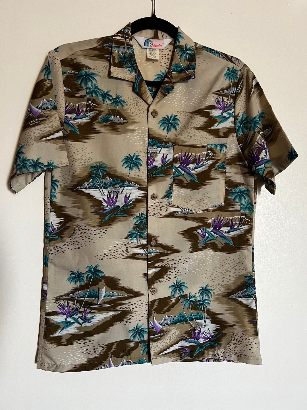 'Traders of the Lost Artifacts' - Classic Aloha Button-Up Shirt - Womens - Ready-to-Ship!