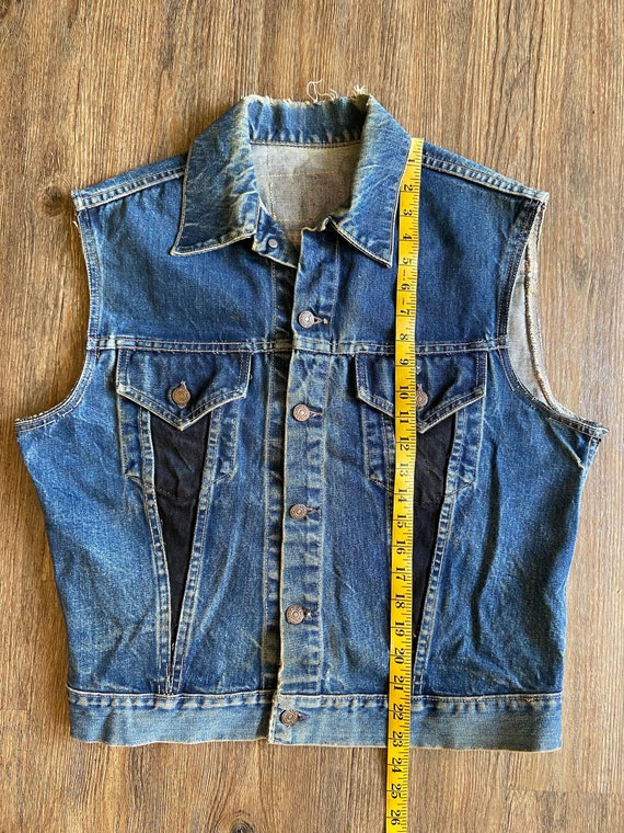 Vintage 2 Pocket Levi's Denim Cutoff Sleeve Jean … - image 6