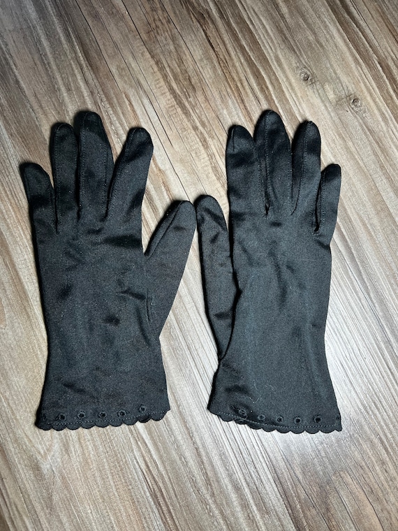 Vintage Short Black Scalloped Wrist Gloves - image 1