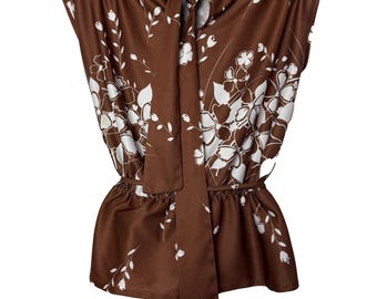 Blusa de secretaria vintage de los años 70 con estampado floral marrón y blanco.
