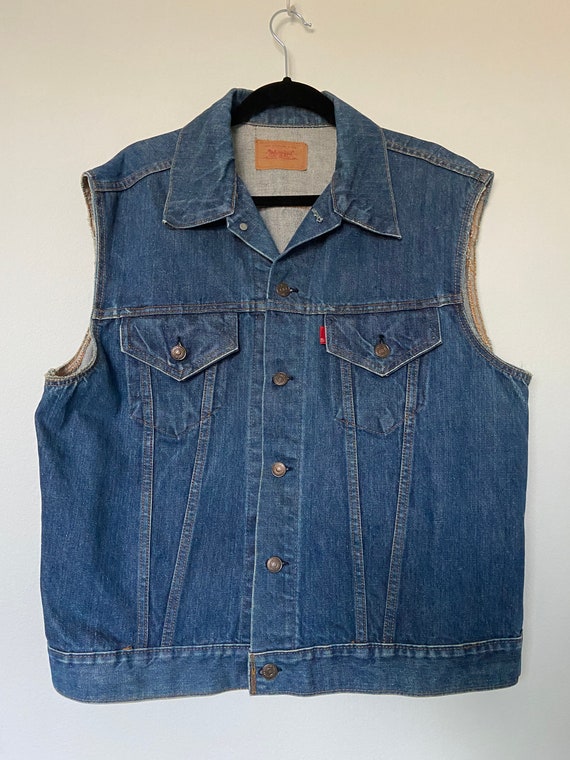 Vintage Levi's 2 Pocket Pin Up Graphic Cutoff Sleevel… Gem