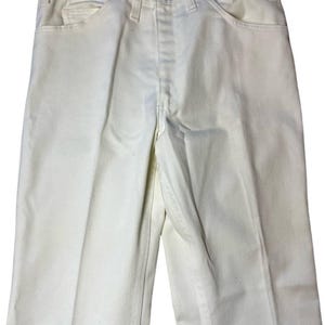 Peut inclure: Pantalon en denim blanc cassé avec fermeture boutonnée et design classique à cinq poches. Le pantalon a une coupe droite et est fait d'un tissu robuste de couleur claire. Le pantalon est de couleur neutre et convient à diverses tenues.