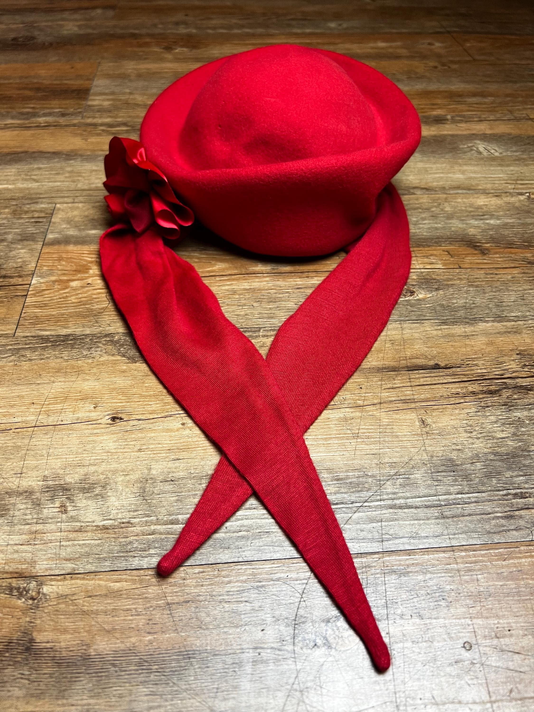 Betmar Retro Vintage 1920s Wool Vibrant Red Ladies Bow Feather & Pin Hat Vintage hat with red velvet trim for sale main image 3