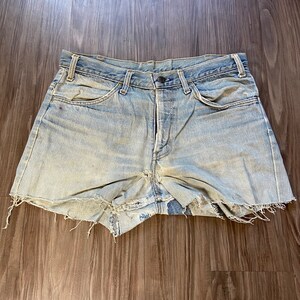 Puede incluir: Pantalones cortos de mezclilla azul claro con bordes deshilachados y un aspecto descolorido. Los pantalones cortos tienen cierre de botón y cinco bolsillos.