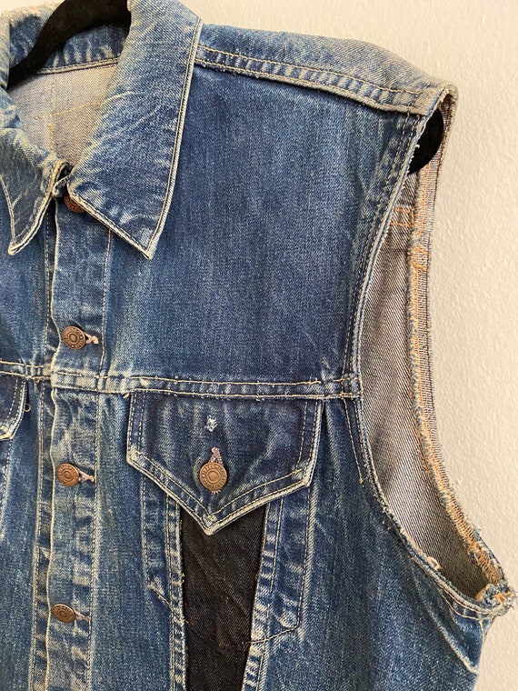 Vintage 2 Pocket Levi's Denim Cutoff Sleeve Jean … - image 3