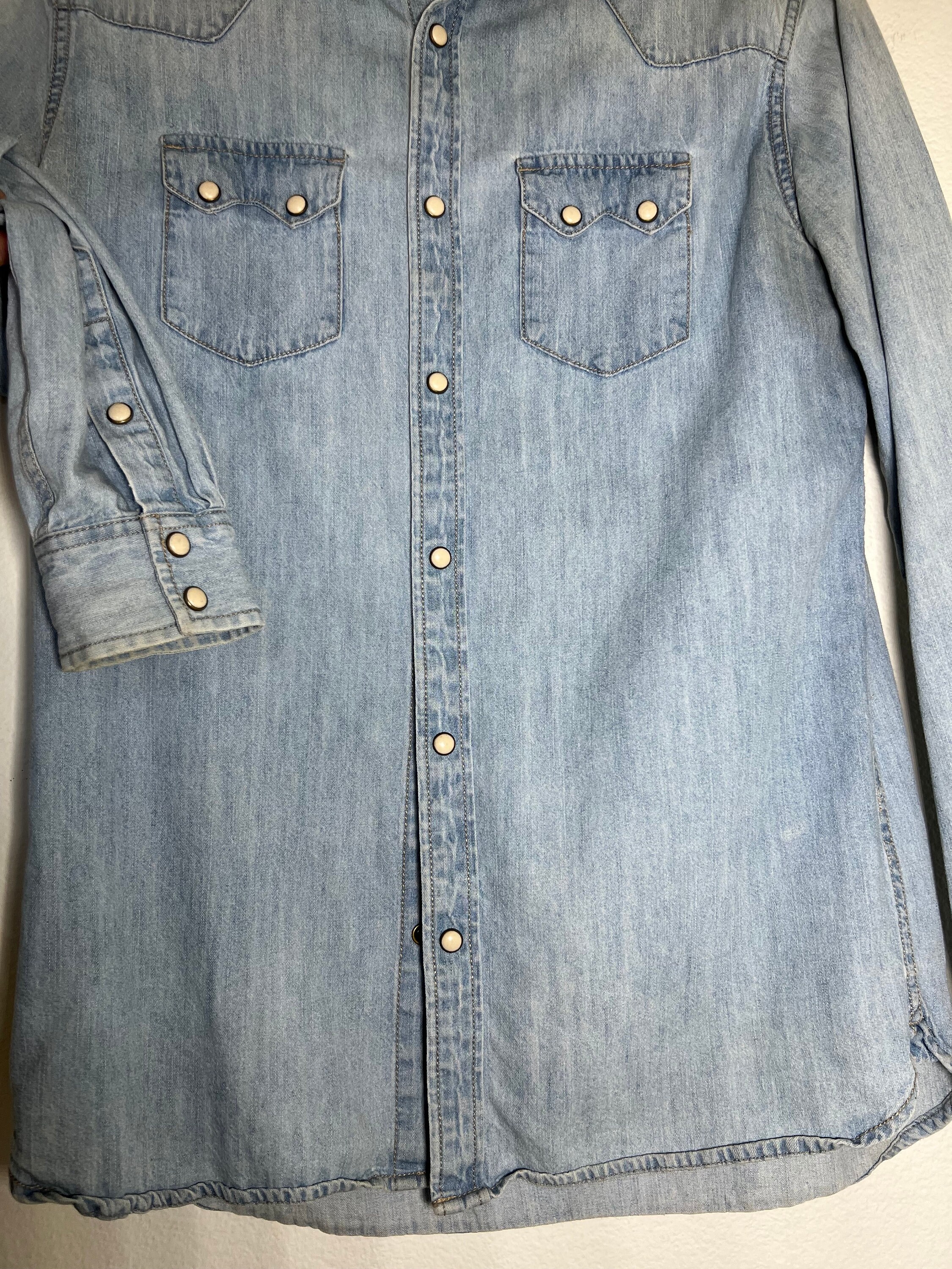 シャツ HUECLOSET Two porket Line Snap Denim Shirt 25KERO213 Women's Two Toned Denim Snap Front Shirt | Women | Lee®