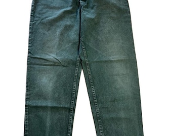 Jeans vintage anni '90 Levi's 550 verdi, vestibilità comoda, gamba affusolata, etichetta arancione.