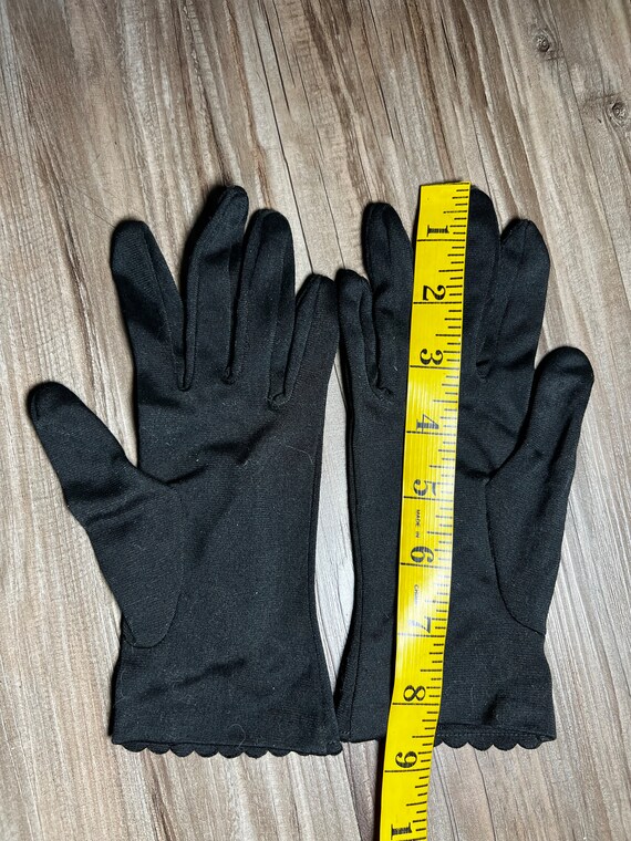 Vintage Short Black Scalloped Wrist Gloves - image 3