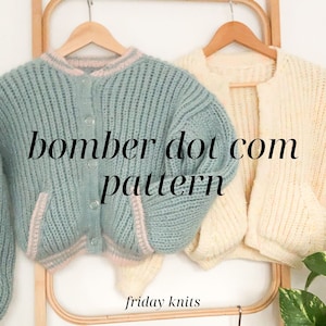 Puede incluir: Dos cárdigans de punto colgados de perchas de madera. El cárdigan de la izquierda es azul claro con una franja rosa alrededor del cuello y los puños. El cárdigan de la derecha es de color crema. El texto "bomber dot com pattern" está escrito en negro sobre fondo blanco en el centro de la imagen. El texto "friday knits" está escrito en negro sobre fondo blanco en la parte inferior de la imagen.