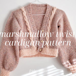 Könnte beinhalten: Ein rosa gestrickter Cardigan mit einem Zopfmuster und Knöpfen. Der Cardigan hat einen V-Ausschnitt und eine verkürzte Länge. Der Text "marshmallow twist cardigan pattern" ist in Weiß auf der Vorderseite des Cardigans geschrieben.