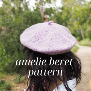 Op de afbeelding: Een close-up van een persoon die een lichtpaarse gebreide baret draagt. De baret is een eenvoudig ontwerp met een klein puntje bovenop. De tekst "amelie beret pattern" staat onder de baret.