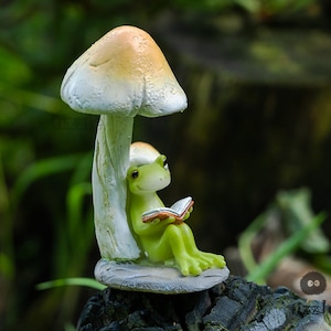 Miniatur-Fee-Frosch-Lesebuch unter Pilz-Tierfiguren-Fee-Gartenbedarf- und -zubehör-Terrarium-Figuren