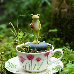 Miniatur-Fee-kleiner Frosch, der auf Stein mit Rose steht Fairy House Fairy Garden Lieferungen & Zubehör Terrarium Figuren