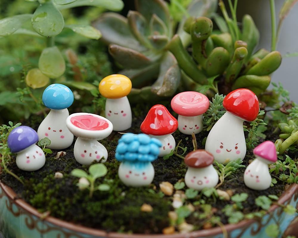 ミニチュアの笑顔のキノコの置物：カラフルな妖精の庭のテラリウム用品