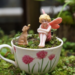 Set mit 2 Stück Fairy Miniature Kleine schöne Mädchen und Mini Hund mit Schmetterling Fairy Garden Lieferungen & Zubehör Terrarium Figuren