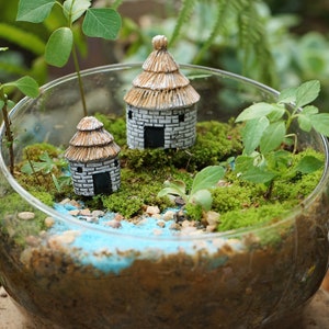 Set of 2PCS Miniature Fairy Tiny Mixed Size Thatched Cottage Fairy Garden Supplies & Accessories Terrarium Figurines