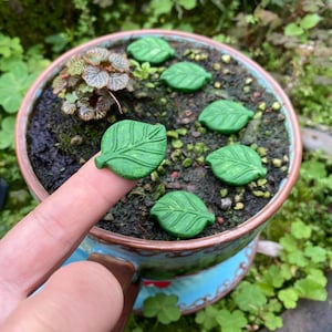 10 Stück Miniatur-Fee kleine grüne Blatt-Form-Schritt-Fee-Gartenbedarf & Zubehör Terrarium Figuren