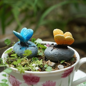Set von 2PC Miniature Fairy Tiny Gelb und Blau Schmetterling Sitzen auf dem Stein Fairy Garden Lieferungen & Zubehör Terrarium Figuren