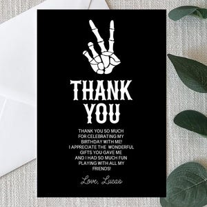 Tarjeta de agradecimiento para el segundo cumpleaños de Bad Two The Bone / Tarjeta de agradecimiento editable para el segundo cumpleaños de Skeleton Spooky Gothic A23