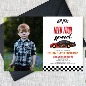 以下が含まれることがあります： 赤いレーシングカーのグラフィックと「Need Four Speed」というテキストが書かれた誕生日パーティーの招待状。この招待状はイーサンの4歳の誕生日パーティー用で、パーティーの日時と場所が記載されています。