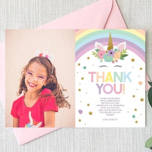 Fiesta de cumpleaños temática de unicornio y arco iris Foto personalizada Tarjeta de agradecimiento / Editable / ¡Un día mágico está en camino!