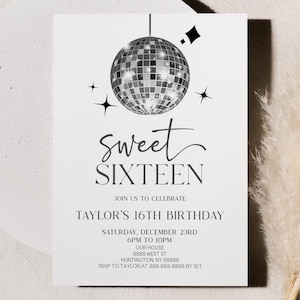 Puede incluir: Una tarjeta de invitación blanca con texto negro y una ilustración en blanco y negro de una bola de discoteca. El texto dice "Sweet Sixteen", "Únete a nosotros para celebrar", "El cumpleaños número 16 de Taylor", "Sábado, 23 de diciembre", "6PM a 8PM", "Nuestra casa", "Hattington, NY", "RSVP a Taylor al 888-888-8888 antes del 12/1".