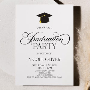 Peut inclure: Une invitation à une fête de graduation blanche avec du texte noir. L'invitation présente un bonnet de graduation noir avec un gland doré. Le texte indique "Rejoignez-nous pour une fête de graduation en l'honneur de Nicole Oliver. Samedi 18 juin, 15h à 18h, Oakley Event Center, 8888 East Rd, Wichita, KS 68888. RSVP à Nicole au 888-888-88861."