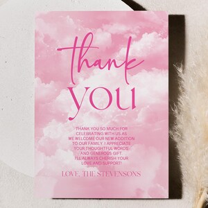 Wir Sind Auf Wolke Sieben | Bearbeitbare Babyparty Dankeskarte | Rosa weiße glitzernde Wolken-Babyparty-Dankeschön-Karte A15