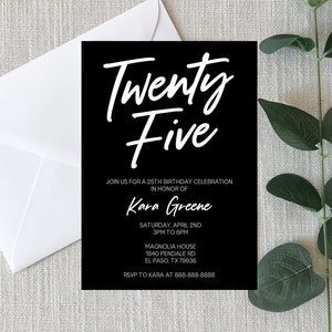 Könnte beinhalten: Eine schwarz-weiße Einladungskarte mit dem Text "Twenty Five" in handschriftlicher Form. Die Einladung ist für eine 25. Geburtstagsfeier für Kara Greene. Die Veranstaltung findet am Samstag, den 2. April von 15:00 bis 18:00 Uhr im Magnolia House, 1540 Pendale Rd, El Paso, TX 79936 statt. RSVP an Kara unter 888-888-8888.