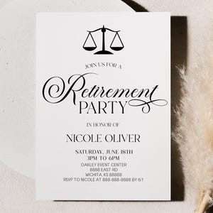 以下が含まれることがあります： 黒い文字で書かれた白い招待状は、退職パーティーを告知しています。カードには天秤のアイコン、「Retirement Party」の文字、Nicole Oliverのイベントの詳細が記載されています。背景には、装飾用のパンパスグラスの茎があります。