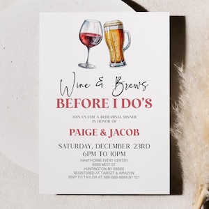 Puede incluir: Una tarjeta de invitación blanca con el texto "Wine & Brews Before I Do's" y detalles del evento. La tarjeta presenta ilustraciones de acuarela de una copa de vino y una jarra de cerveza. Un pasto de la pampa decorativo y un objeto circular blanco están en el fondo.