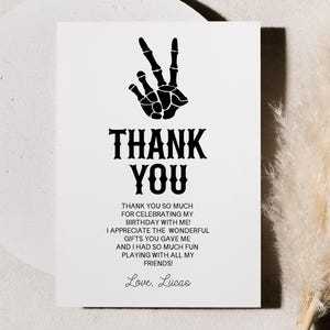 Tarjeta de agradecimiento para el segundo cumpleaños de Bad Two The Bone / Tarjeta de agradecimiento editable para el segundo cumpleaños de Skeleton Spooky Gothic A23