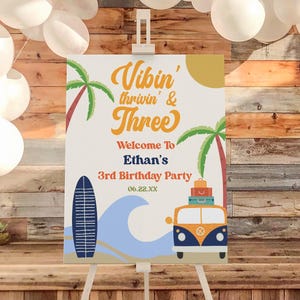 Cartel de bienvenida para fiesta de tercer cumpleaños con olas de playa, vibrante y emocionante, con tabla de surf y tres olas. Póster de caballete editable para fiesta de tercer cumpleaños, tablero de espuma B54.