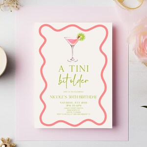 以下が含まれることがあります： カクテルグラスのイラストと「A TINI bit older」と「Nicole's 30th Birthday」のテキストが書かれたピンクとグリーンの誕生日招待状です。