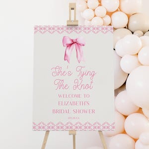 Letrero de bienvenida para despedida de soltera "She's Tying The Knot" / Lazo de encaje rosa coquette / Póster de caballete editable en tablero de espuma B87
