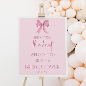 Elle fait un nœud sur le panneau de bienvenue de la douche nuptiale | Nœud coquette rose | Chevalet éditable, carton mousse B20