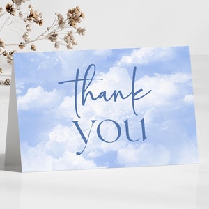 Cartão de agradecimento editável Cloud Nine Blue Sparkly Clouds | Modelo editável Cartão de agradecimento dobrado | Chá de bebê Chá de panela A9