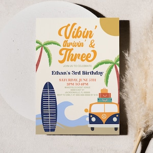 Puede incluir: Una invitación colorida para una fiesta de cumpleaños de 3 años con temática de playa. La invitación presenta una tabla de surf, una camioneta vintage con equipaje en la parte superior, palmeras y el texto "Vibin' thrivin' & Three".