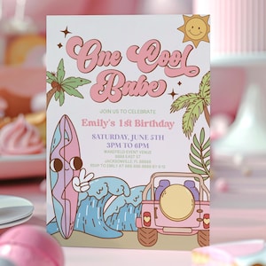 Peut inclure: Une invitation colorée pour une fête de premier anniversaire sur le thème de la plage. L'invitation représente une planche de surf, une jeep, des palmiers et le texte "One Cool Babe" et "Emily's 1st Birthday".